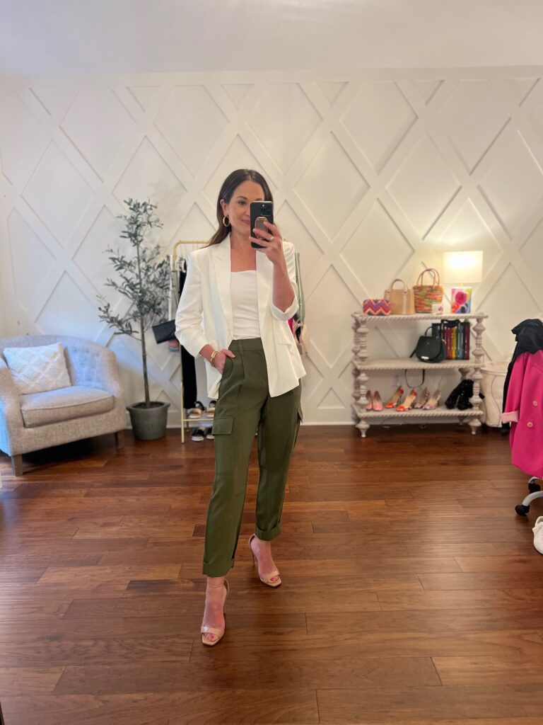 How to style green pants with heels for summer office look. 
